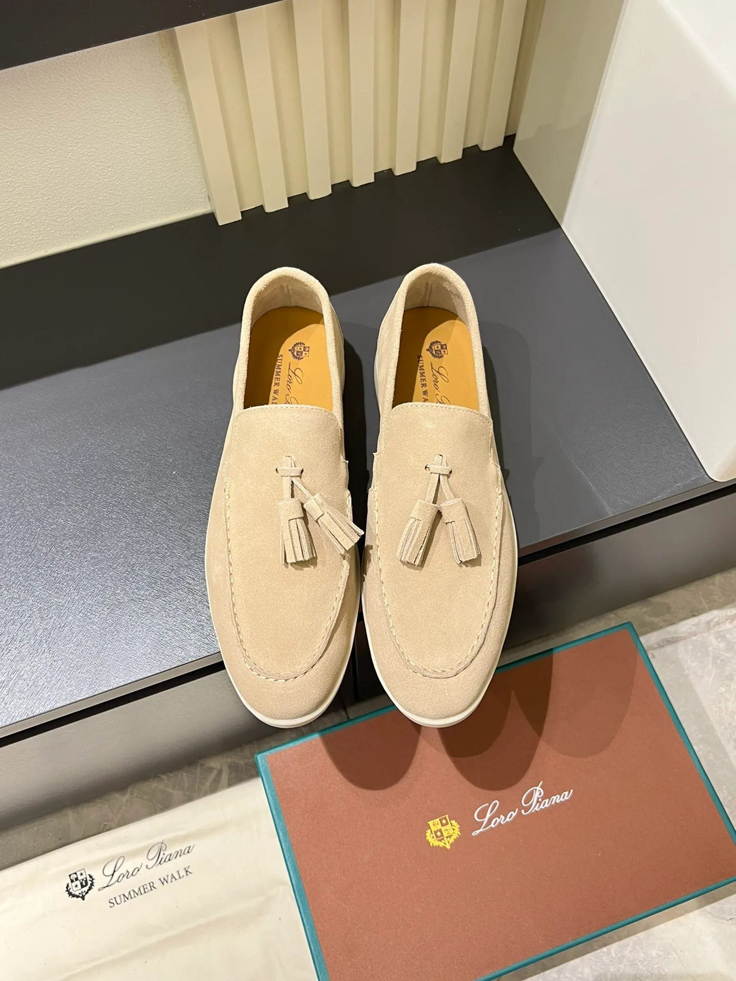 Men's shoes 💰p360 "Loro men's shoes 💰pian'*" Classic L men's shoes for couples 💰p Top version British flat loafers, a must-have item in old money style, the minimalist design is eye-catching and durable, a plus point for dressing The soft foot feel and texture are outstanding. They don’t scratch your feet and are very nice. They are matched with soft and waxy soles. They can be worn daily for a long time without getting tired. They are easy to wear, versatile and classic items, with perfect foot feel and texture! Imported cashmere fabric, the lining is made of imported A-grade water-dyed cow lining, the top version of the genuine leather midsole is sewn with pure handmade mark thread! Size: Female 35-40 (34. Customized) Male 38-44 (45.46. Customized)